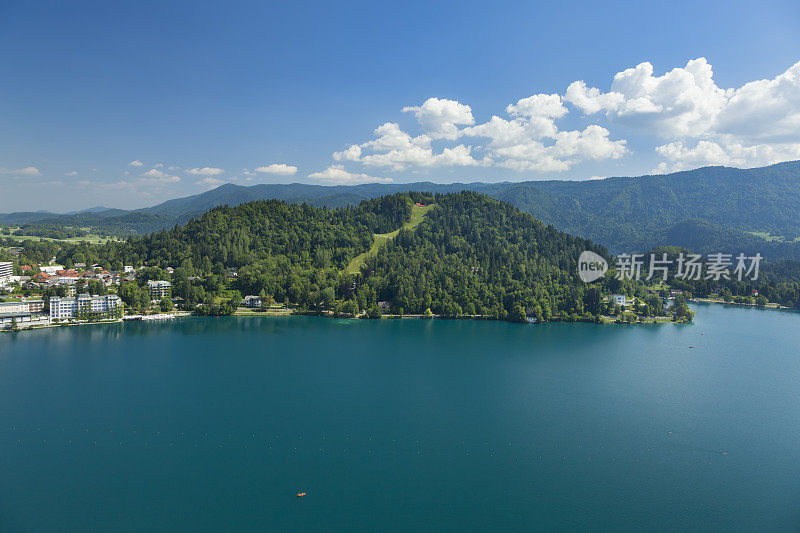 斯洛文尼亚同名小镇附近的流血湖