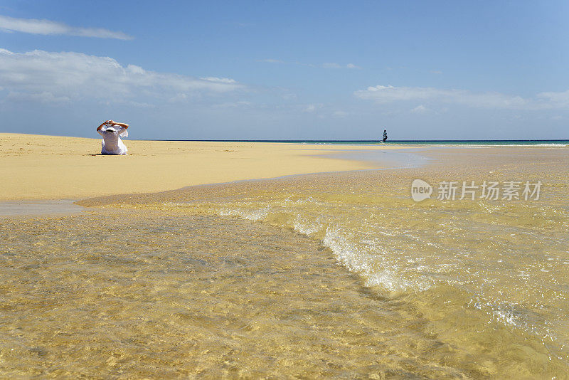 热带海滩上穿白色衣服的女人