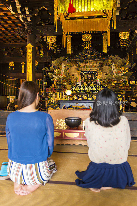 佛教妇女在传统的日本寺庙祈祷