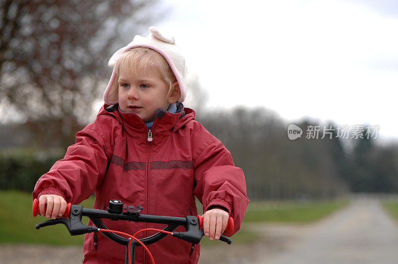 三岁女孩骑自行车