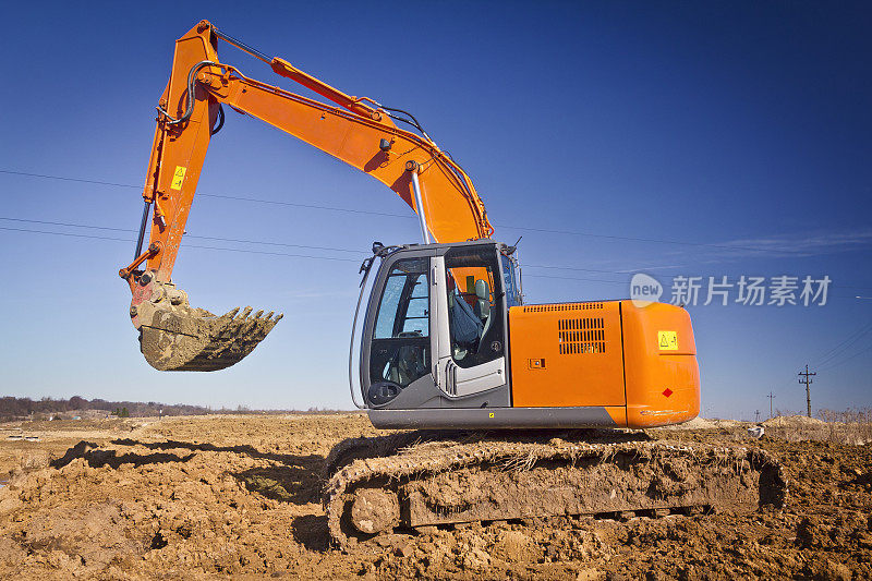 大型红色挖掘机用于道路建设