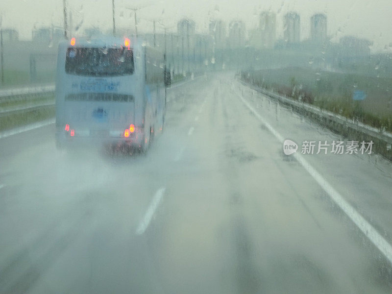 高速公路上天气不好