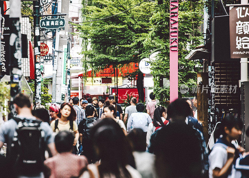 原宿购物区拥挤的街道。