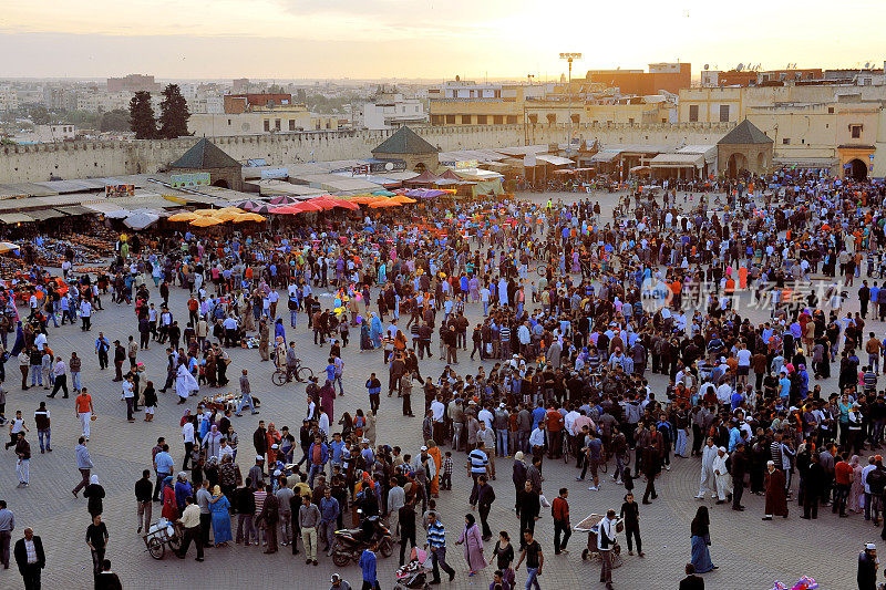 北非摩洛哥梅克内斯莱赫迪姆广场的晚间娱乐活动