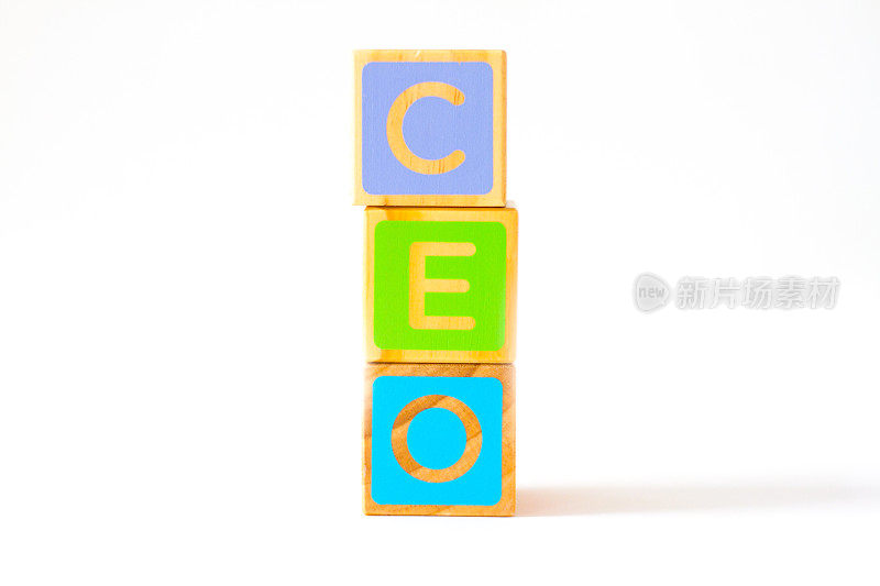 拼出“C-E-O”的彩色玩具积木