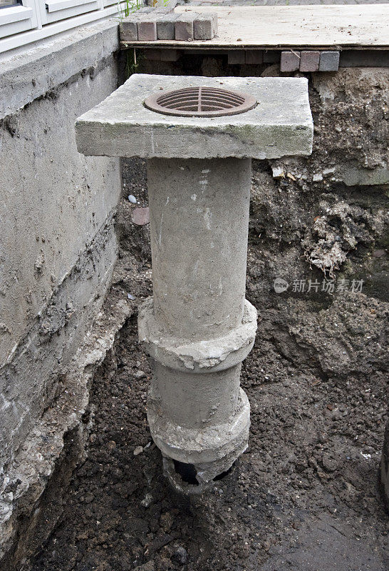 开挖排水管准备检修