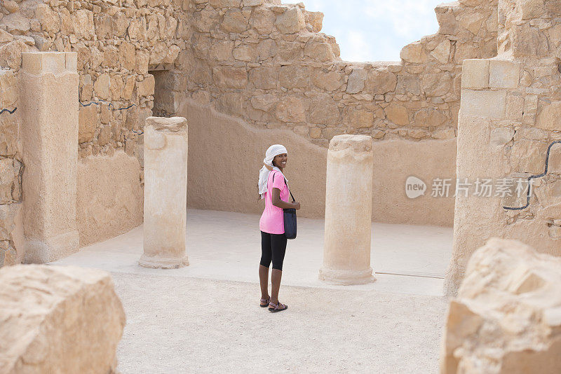 女人在马萨达要塞旅行。