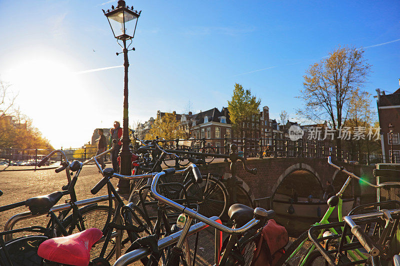 荷兰阿姆斯特丹，阿姆斯特丹运河桥上的自行车