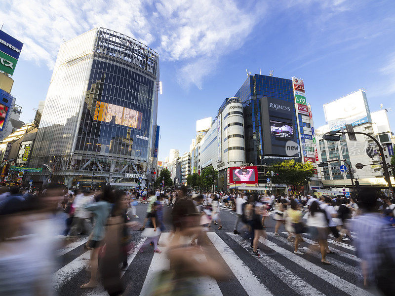 人们走在涉谷十字路口