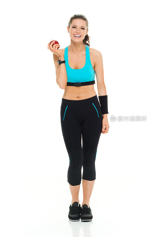 微笑的女性跑步手拿着苹果
