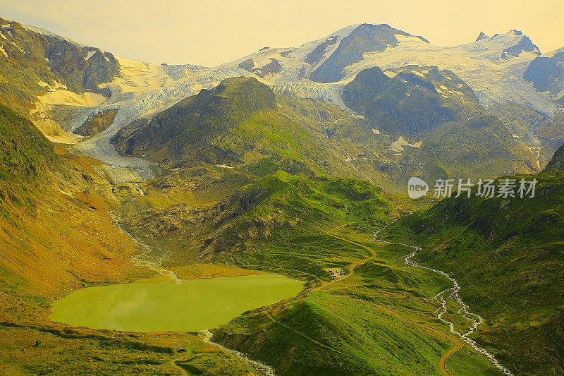 瑞士阿尔卑斯山景观，高山冰川湖，苏斯滕山口，安德马特