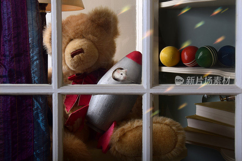 鼠标在复古火箭玩具在窗口的孩子的卧室
