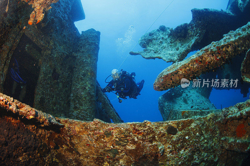 在红海暗礁上潜水的船只残骸