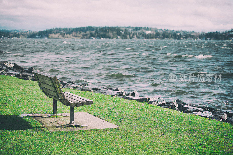 面对华盛顿湖的长凳