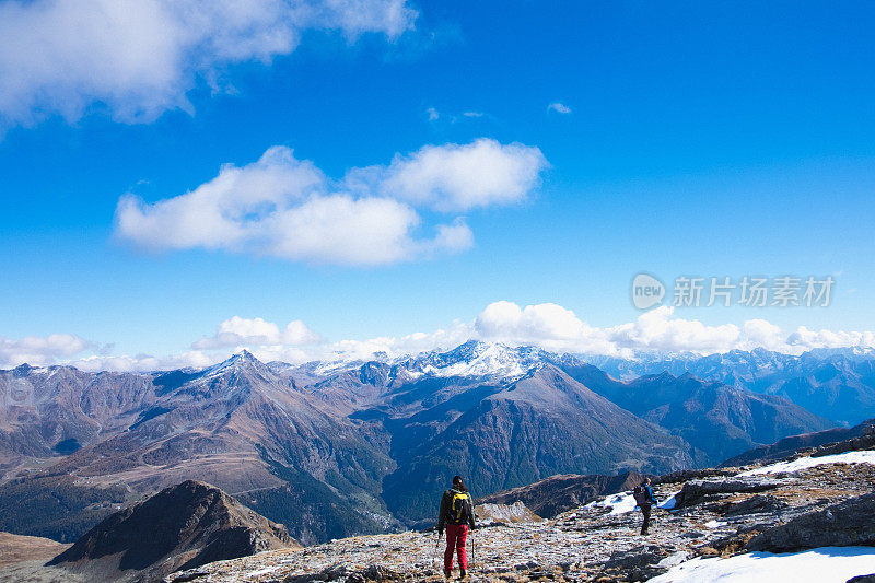 徒步旅行者在山里徒步旅行