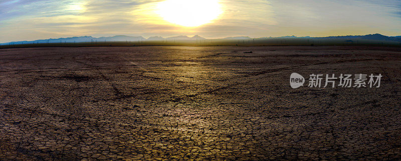 干涸的沙漠湖底全景图