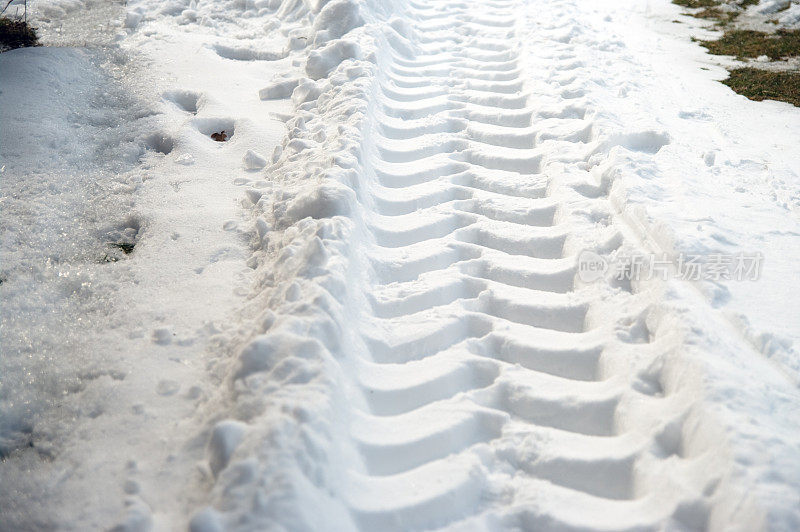 卡车在雪中行驶