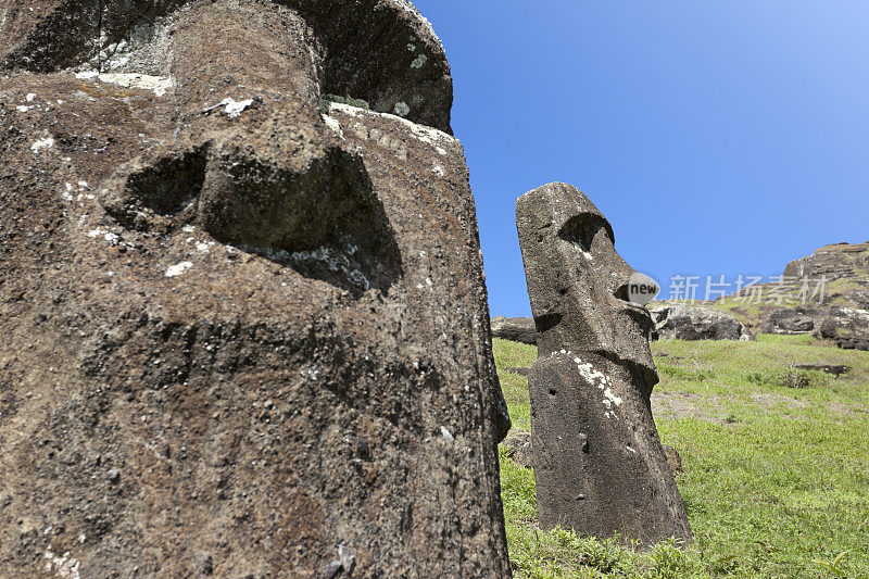 智利拉诺拉库复活节岛上的两尊摩埃石像