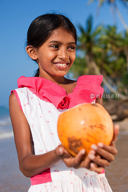 斯里兰卡小女孩和椰子的肖像