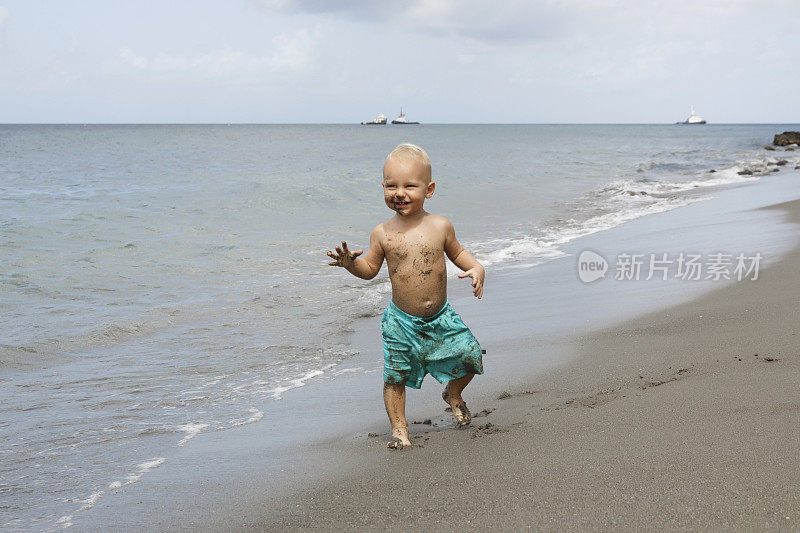 海滩上的小男孩