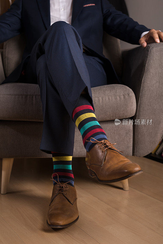 穿西装的男人，穿着特别有趣的彩色袜子