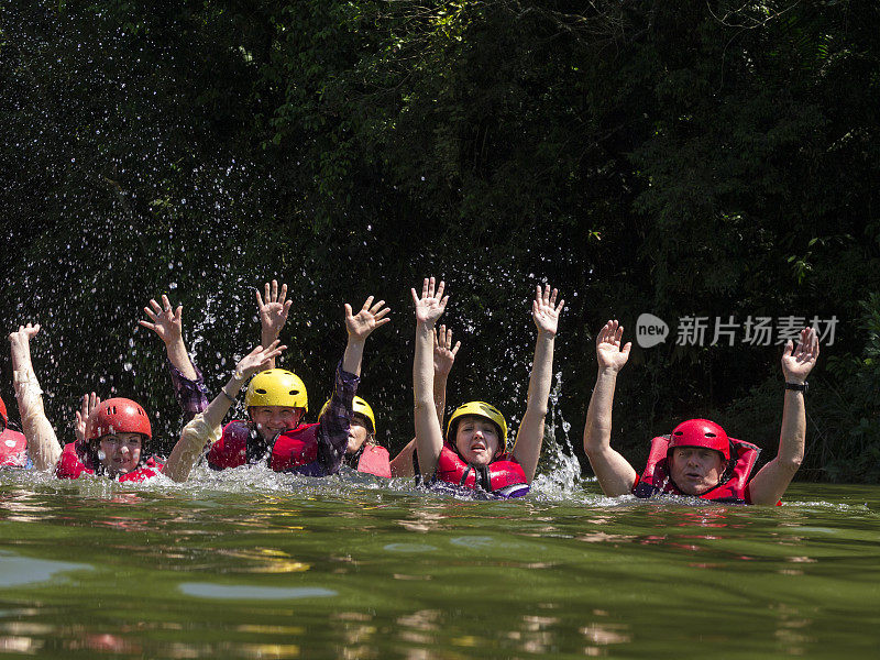 游客在漂流后享受河水