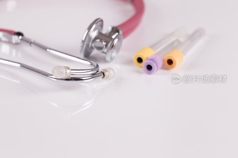 医疗保健系列:白色背景上的听诊器和试管