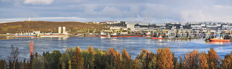 摩尔曼斯克港口城市全景图。