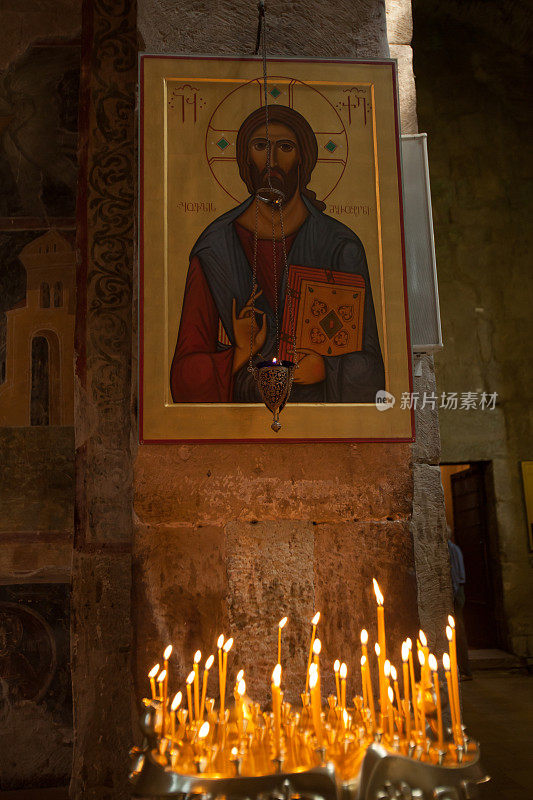 耶稣的圣像和东正教教堂里燃烧的蜡烛