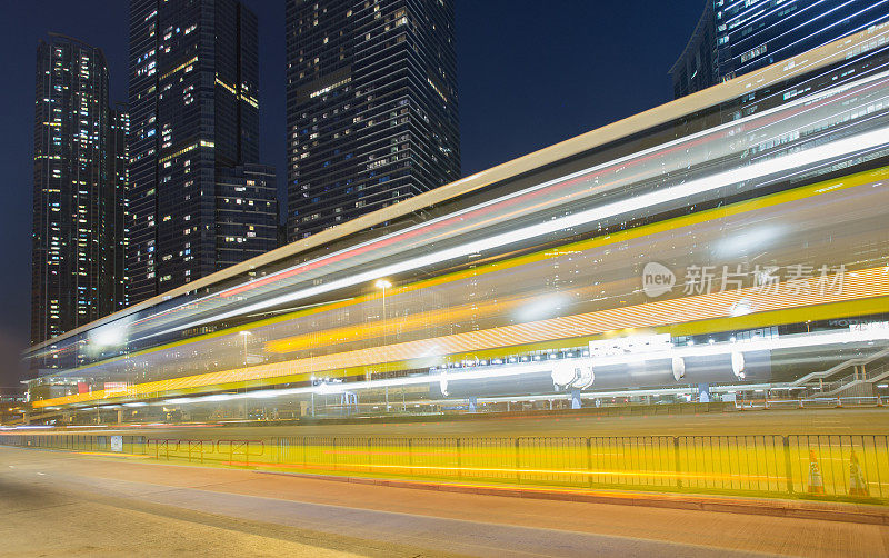 在现代城市的市中心，现代建筑附近的道路上繁忙的交通