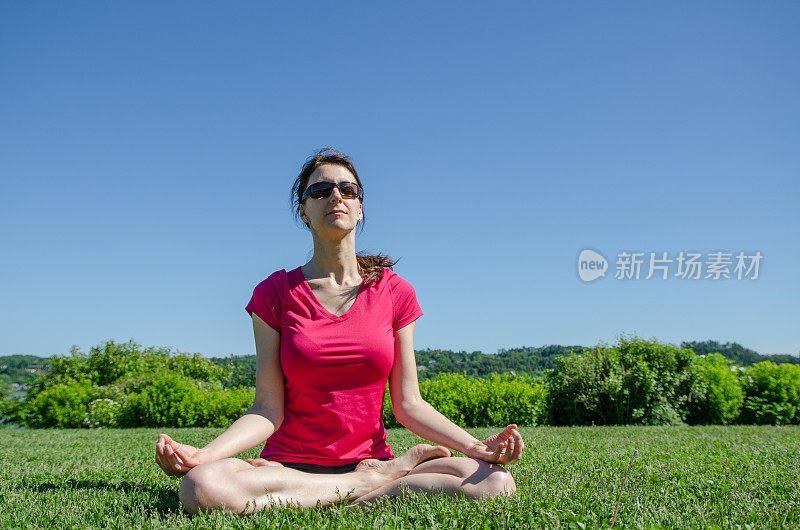 女人放松在莲花的位置