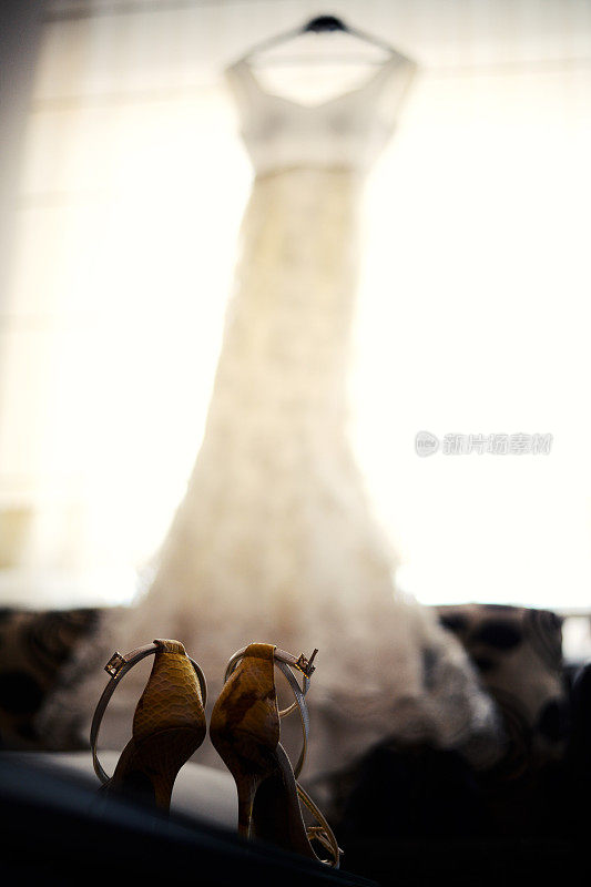 婚纱和鞋子