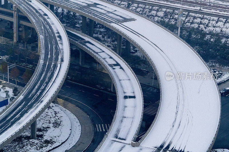 积雪覆盖的车道和天桥