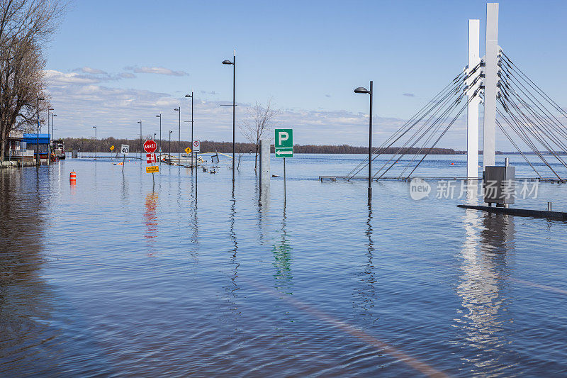 洪水淹没了道路