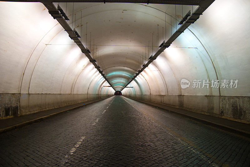 长而直的隧道在夜晚