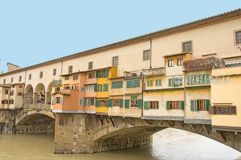 意大利佛罗伦萨的阿尔诺河和城市，还有韦基奥桥