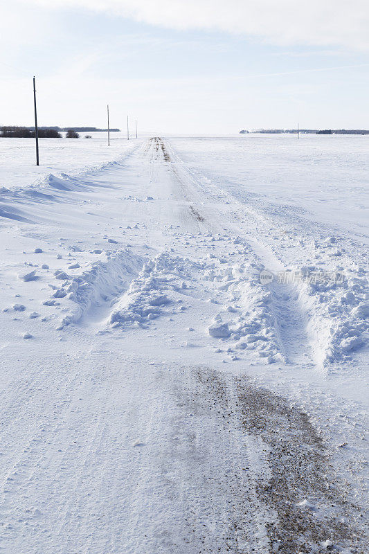 雪地乡村公路上的轮胎痕迹