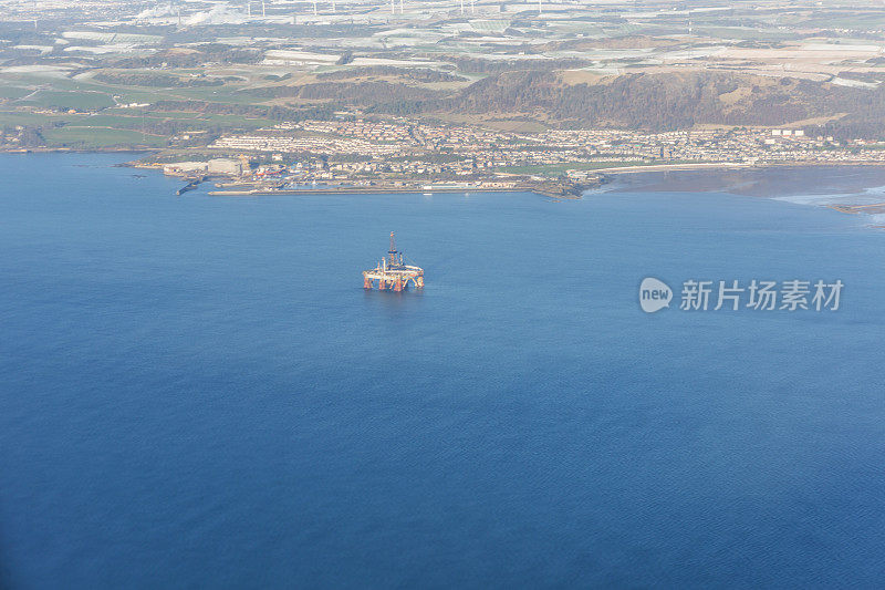 英格兰爱丁堡附近北海的石油平台