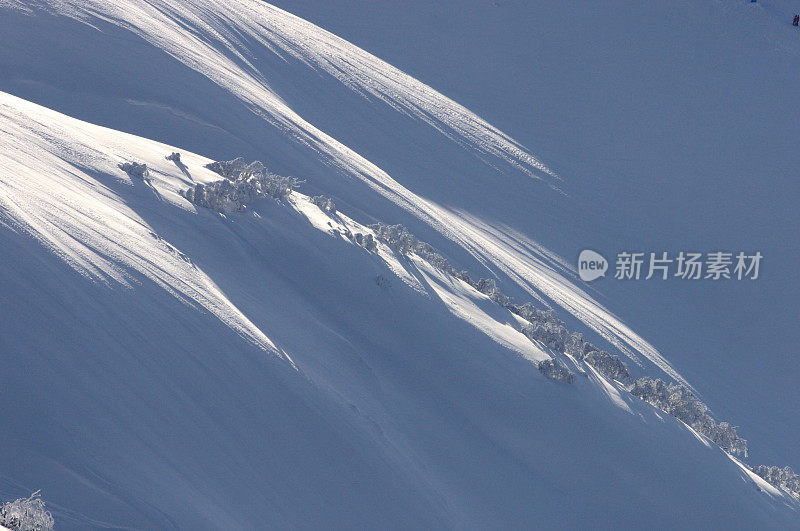 阿尔卑斯山上的雪堆