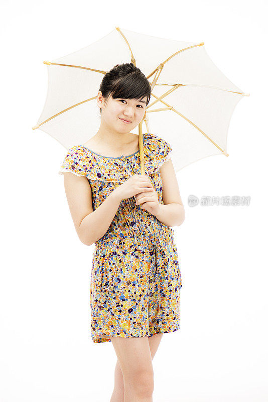亚洲女孩与白色阳伞