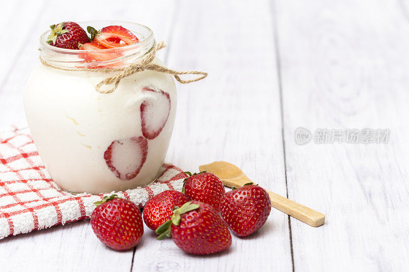 自制酸奶和草莓