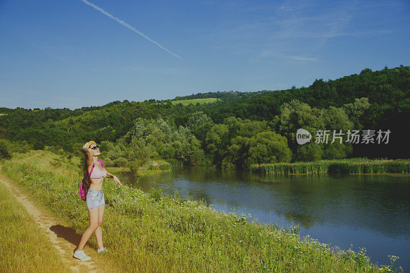 湖附近的女徒步旅行者