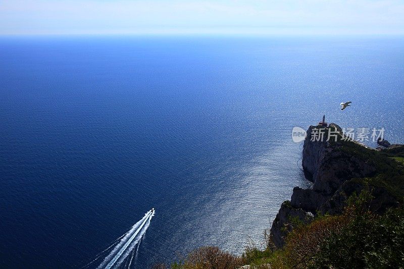 位于地中海的卡普里岛，有海鸥，灯塔和船只