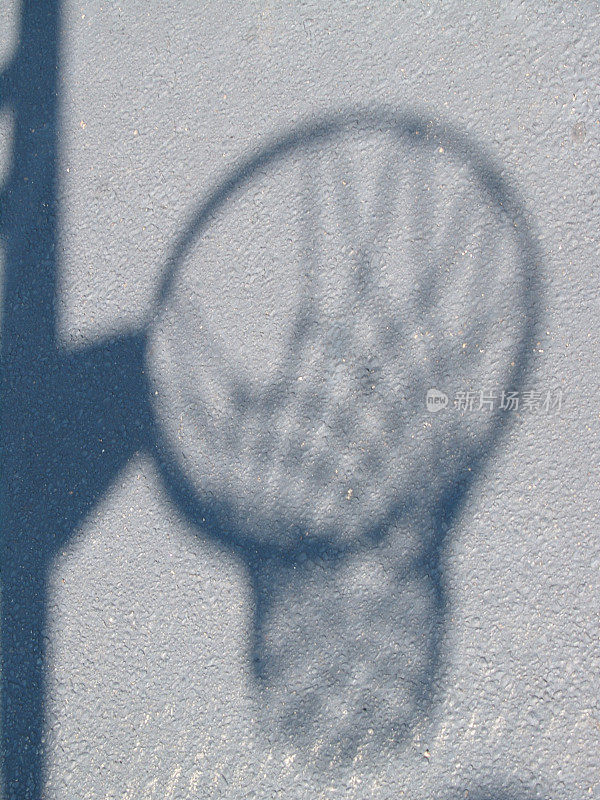 室外球场上的篮球球门的影子