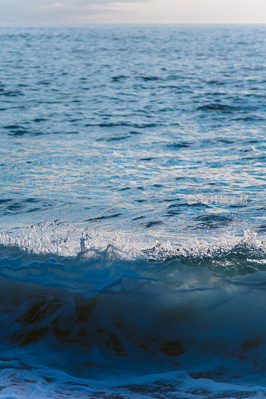 浪蓝色背景