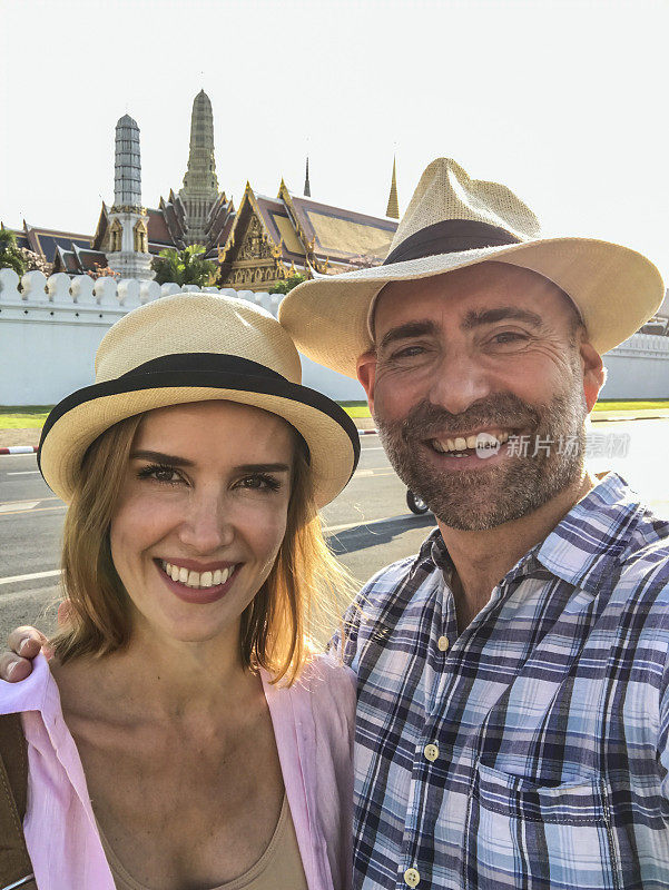 一对成年夫妇在泰国度假的自拍