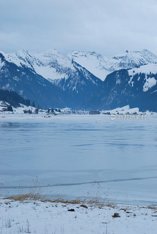 瑞士冰雪覆盖的山脉和冰冻的湖泊