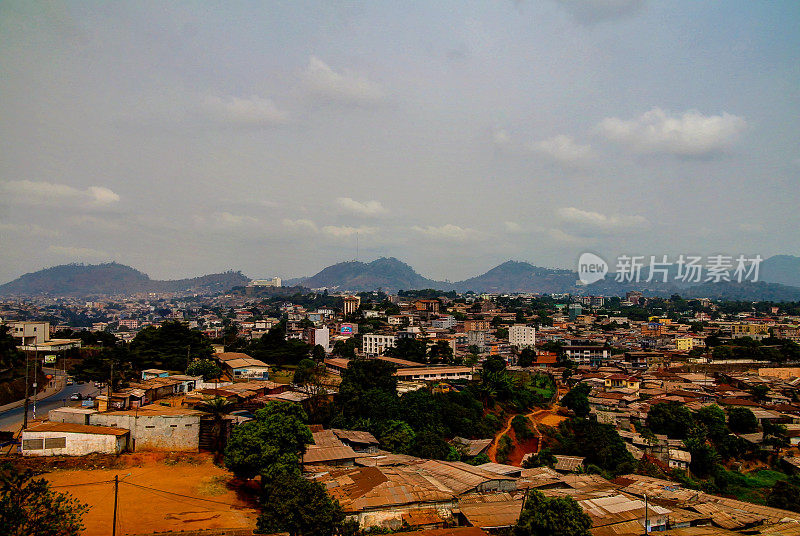 喀麦隆首都雅温得的空中城市景观