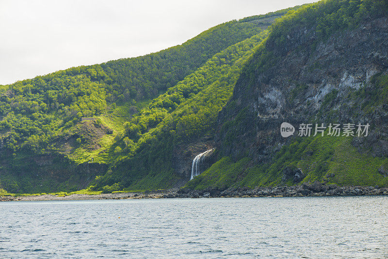 日本北海道知床半岛海岸的瀑布