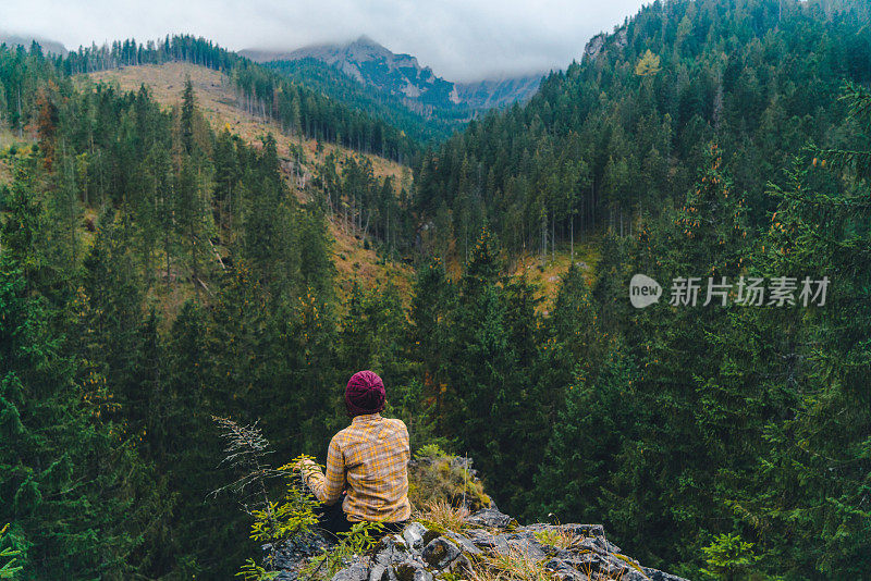 在斯洛伐克坐着看山的女人